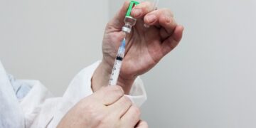 Vacinação em Lajeado: profissionais de saúde seguem sendo imunizados contra a Covid-19