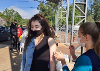 Vez de quem tem entre 12 e 17 anos de se vacinar