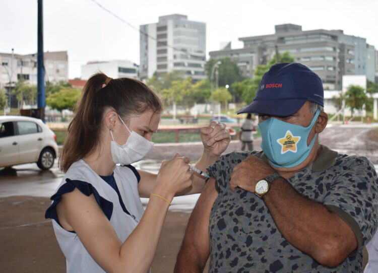 Mais de 10% da população vacinada