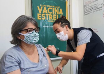 Procura de atrasados pela segunda dose é intensa