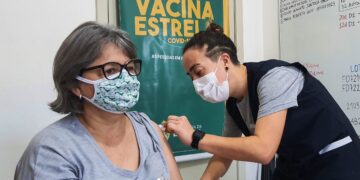 Procura de atrasados pela segunda dose é intensa