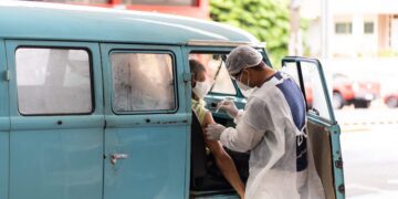 Arroio do Meio: Drive thru aplica 340 doses da vacina em dois dias