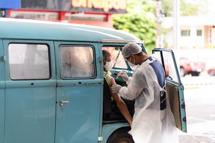 Arroio do Meio: Drive thru aplica 340 doses da vacina em dois dias