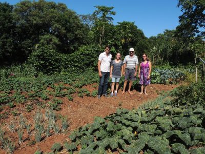 Valmor, Carline, Nelson e Benta na área de cultivo da Escola do Pinhal (Fotos: Fernando Dias)