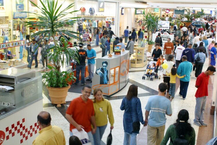 Vendas em shoppings no Natal caíram 3%, diz associação