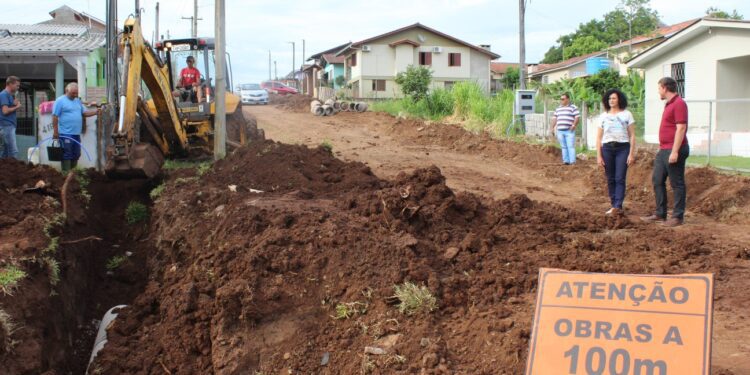 Inicia obra de pavimentação da rua 29 de Maio