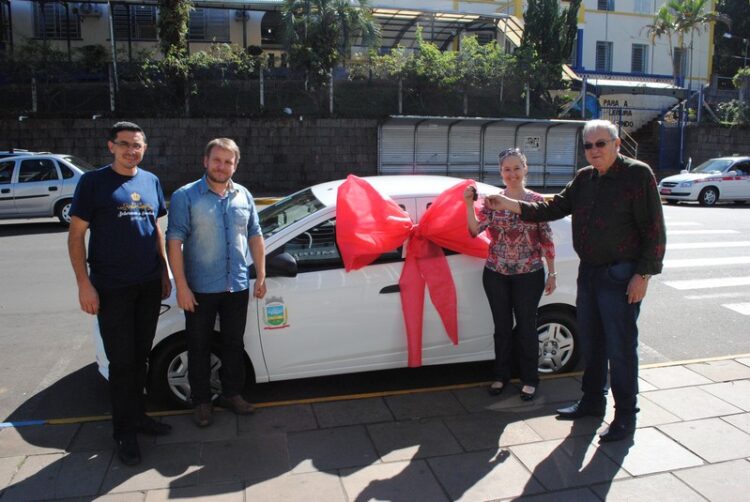 Secretaria da Saúde recebe veículo para transporte de pacientes