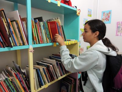Victória Maria retirou seu primeiro livro na Biblioteca Municipal (Foto: Fernando Dias)