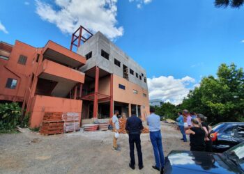 Administração Municipal visita obra da UTI