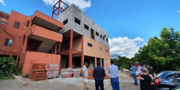 Administração Municipal visita obra da UTI