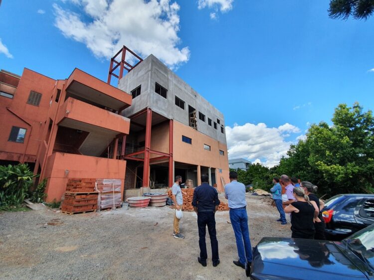 Administração Municipal visita obra da UTI