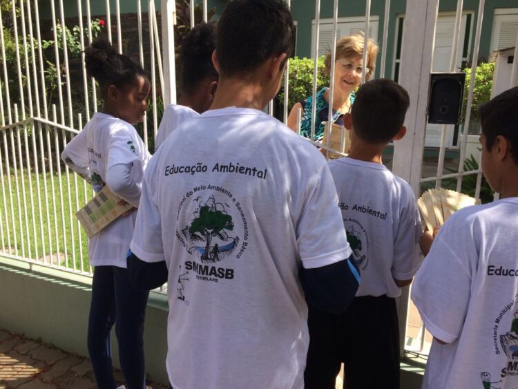 Agentes Mirins de Educação Ambiental divulgam coleta seletiva
