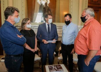 Comitiva pede apoio ao Estado para pavimentação e perfuração de poços