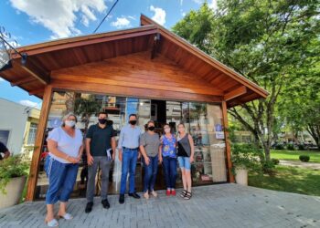 Comitiva visita a casa do artesão