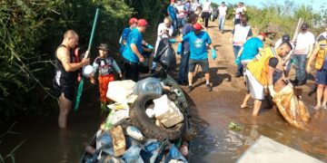 Voluntários retiram mais de 1.400 quilos de lixo do Rio Taquari, em Estrela