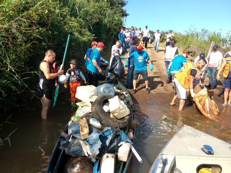 Voluntários retiram mais de 1.400 quilos de lixo do Rio Taquari, em Estrela