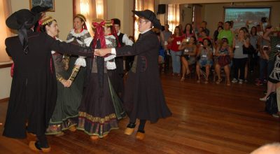 Westfälische Tanzgruppe apresentou a cultura da dança com sapato de pau (Foto: Luise Tombini)