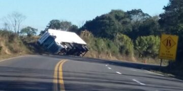 Caminhão sai da pista na BR-386 em Pouso Novo