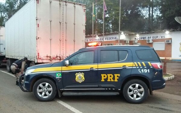 PRF prende condutor por uso de documento falso