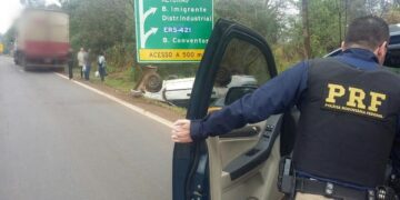 Automóvel capota na BR 386