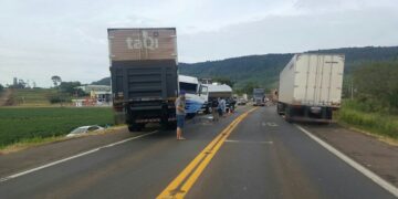 Em Marques de Souza, dois caminhões se envolvem em acidente