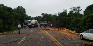 Nove veículos se envolvem em acidente na BR 386