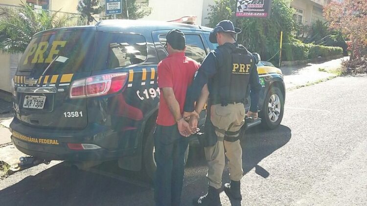 PRF prende condutor que utilizava CNH falsa