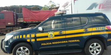 PRF flagra menino de 12 anos conduzindo caminhão em Tabaí