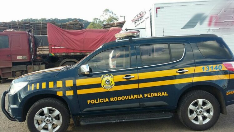 PRF flagra menino de 12 anos conduzindo caminhão em Tabaí