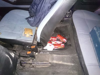 No automóvel foram encontradas latas de cerveja abertas e um facão (Foto: Divulgação PRF)