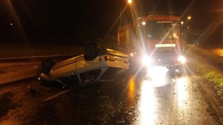 Duas pessoas ficam feridas após capotamento na BR-386 em Estrela