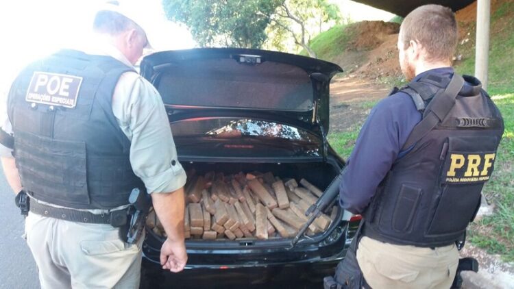 PRF e BM apreendem cerca de 200 kg de maconha em Estrela e recuperam um veículo roubado