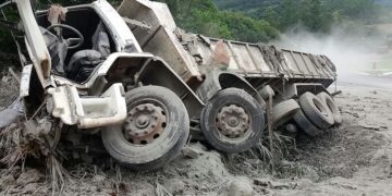 Caminhão carregado com cimento sai da pista em Muçum