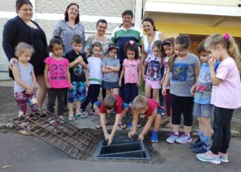 Alunos participam da implantação do primeiro “Bueiro Inteligente” do Estado