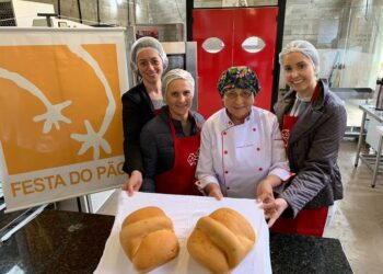 Merendeiras e nutricionistas do município apresentam o “Pão Encantado”