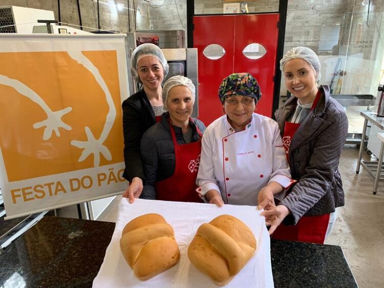 Merendeiras e nutricionistas do município apresentam o “Pão Encantado”