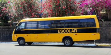 Encantado recebe novo ônibus escolar e pá carregadeira