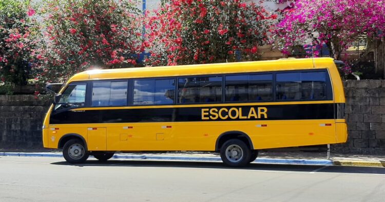 Encantado recebe novo ônibus escolar e pá carregadeira
