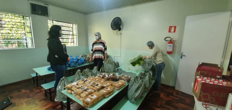 Kits da agricultura familiar são entregues para alunos em Encantado