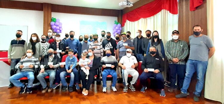 Administração Municipal realiza pagamento de incentivos a 12 produtores rurais