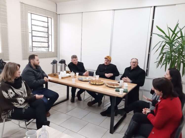Prefeito, vereadores e assistente social de Vespasiano conhecem estrutura da Assistência Social de Doutor Ricardo