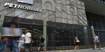 Economia: Petrobras anuncia nova alta nos preços da gasolina, diesel e gás