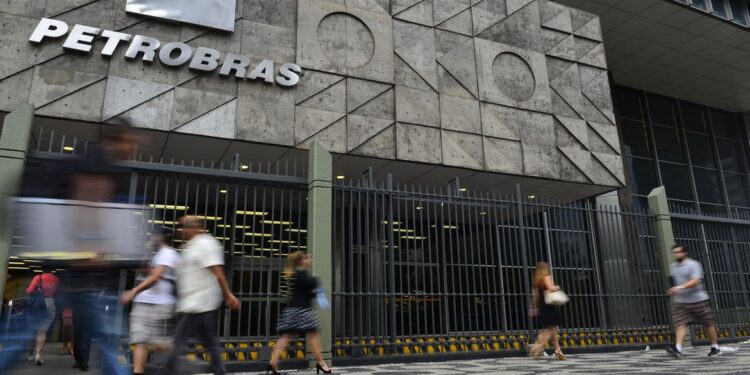 Economia: Petrobras anuncia nova alta nos preços da gasolina, diesel e gás