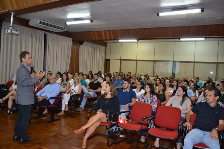 Mais de 100 pessoas aprendem com Ricardo Lemos