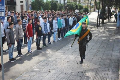 Mais de 240 jovens de 13 municípios prestaram juramento à bandeira (Foto: Divulgação)
