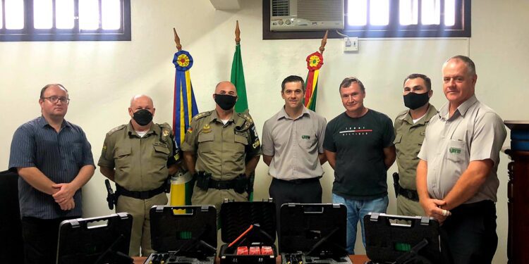Brigada Militar recebe pistolas e arma de condução elétrica