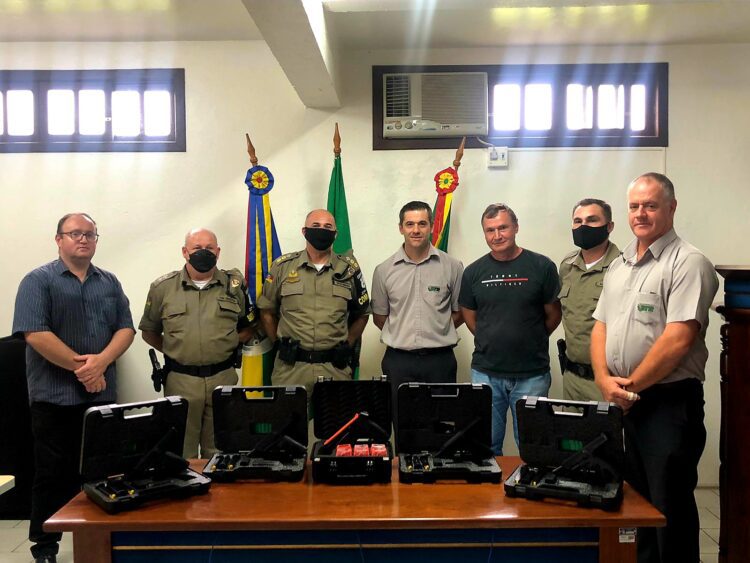 Brigada Militar recebe pistolas e arma de condução elétrica