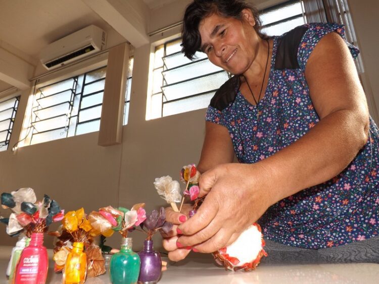 Emater oferece curso de artesanato com escamas de peixe