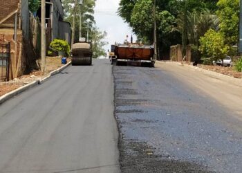 Rua João Schardong, ao lado do Distrito Industrial, recebe asfalto