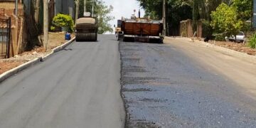 Rua João Schardong, ao lado do Distrito Industrial, recebe asfalto